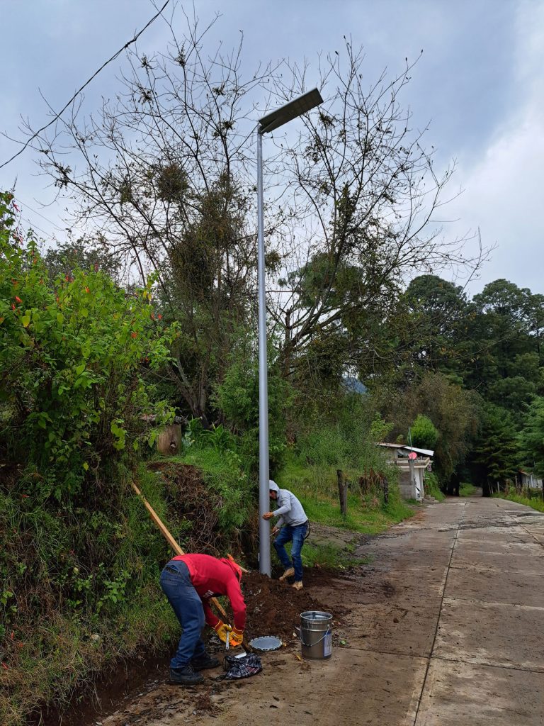 instalación de postes en zonas rurales