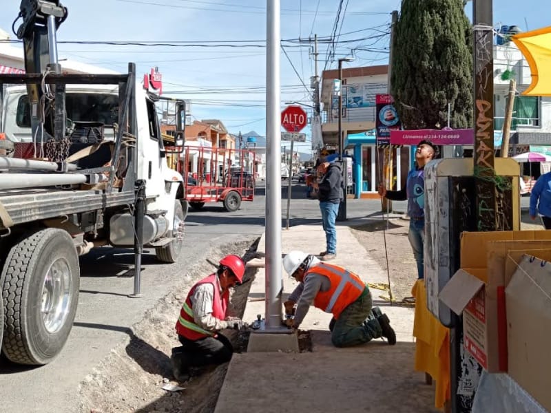 instalacion poste metalico en banqueta