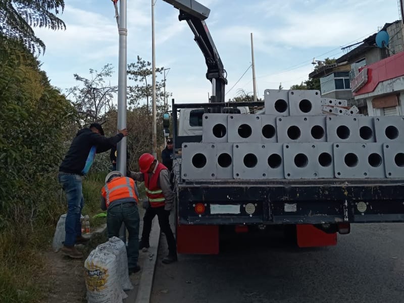 instalacion poste metalico en terreno