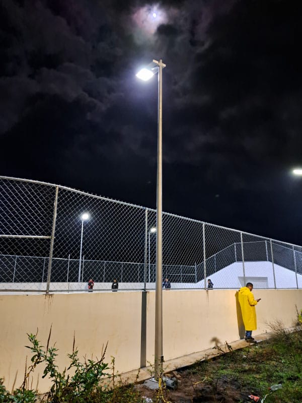Luminaria solar led para canchas
