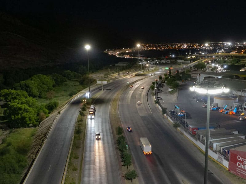 superposte avenida principal iluminada
